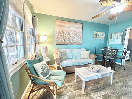 Coastal Cottage 225 - Walk to Beach, King Bed