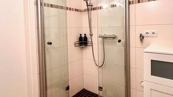 Dusche, Haartrockner, Handtücher, Seife