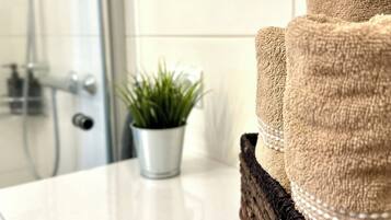 Suihku, hiustenkuivaaja, pyyhkeet, saippua