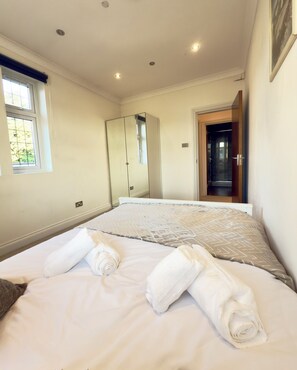 2 chambres, fer et planche à repasser, Wi-Fi, draps fournis