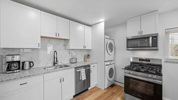 Een koelkast, een microgolfoven, een oven, een kookplaat