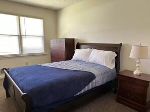 3 bedrooms, desk, WiFi, bed sheets