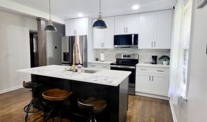 冷蔵庫、電子レンジ、オーブン、コンロ