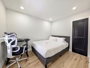 2 bedrooms, iron/ironing board, WiFi, bed sheets - Bright 2BR Home – Walk to Shops & Restaurants (Hamilton)