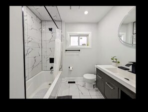 Séchoir à cheveux, bidet, serviettes fournies, savon