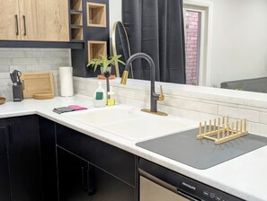 Private kitchen - Bright 2BR Home – Walk to Shops & Restaurants (Hamilton)