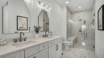 Ducha, secador de pelo, toallas y jabón