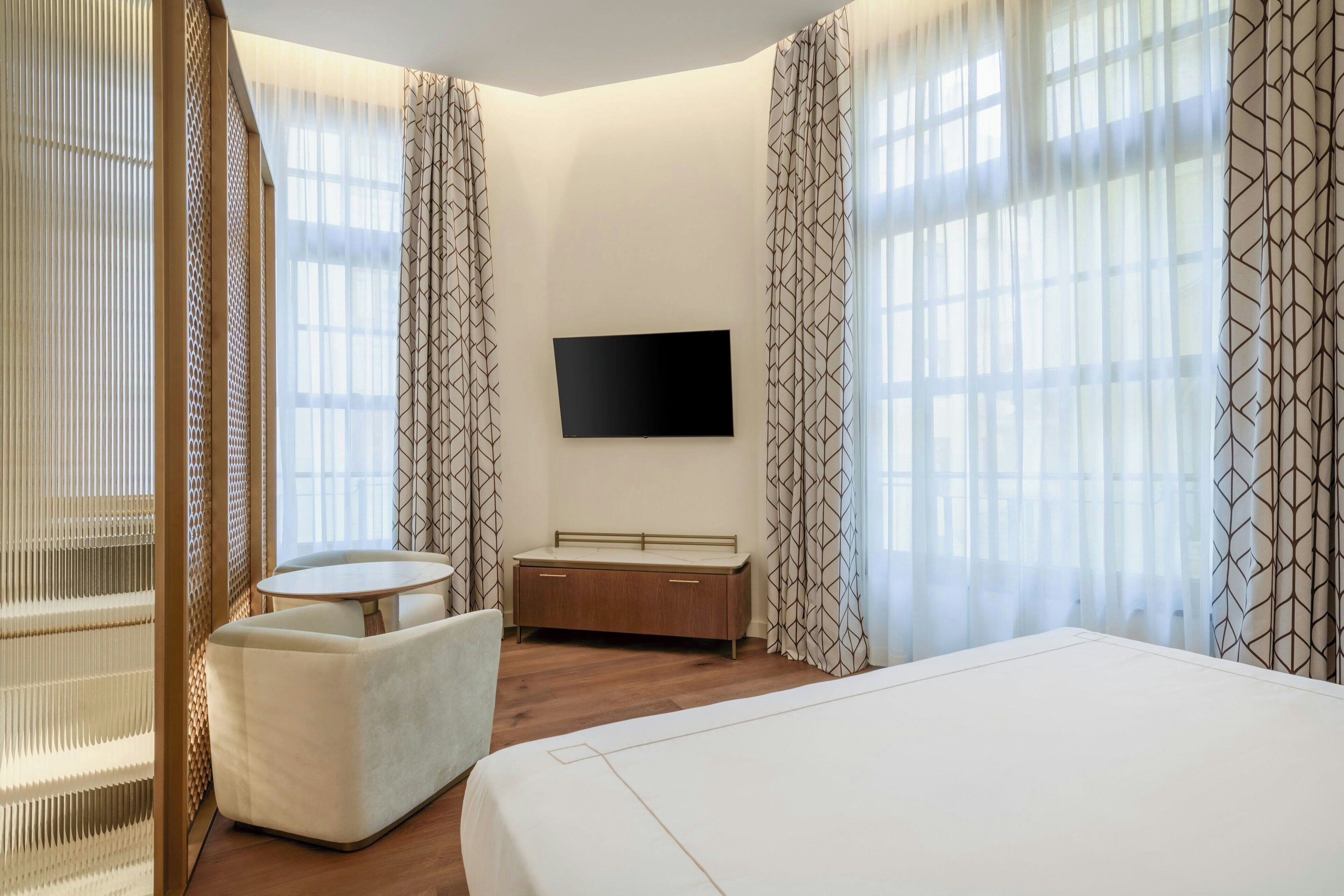 Room, 1 King Bed, City View, Corner (Corner)