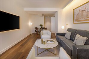 Habitación, 1 cama de matrimonio grande, vistas a la ciudad (view) | Ropa de cama de alta calidad, edredones de plumas, minibar y caja fuerte