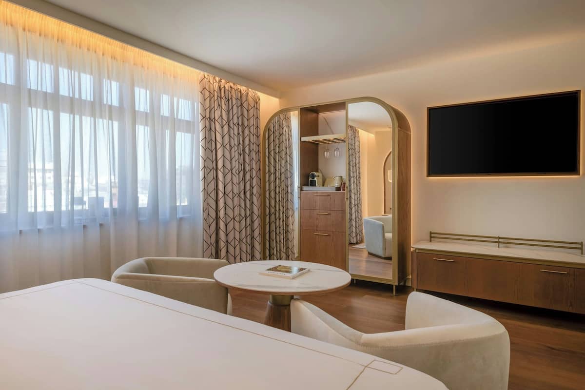 Premium Room, 1 King Bed, City View | Premium bedding, down comforters, minibar, in-room safe