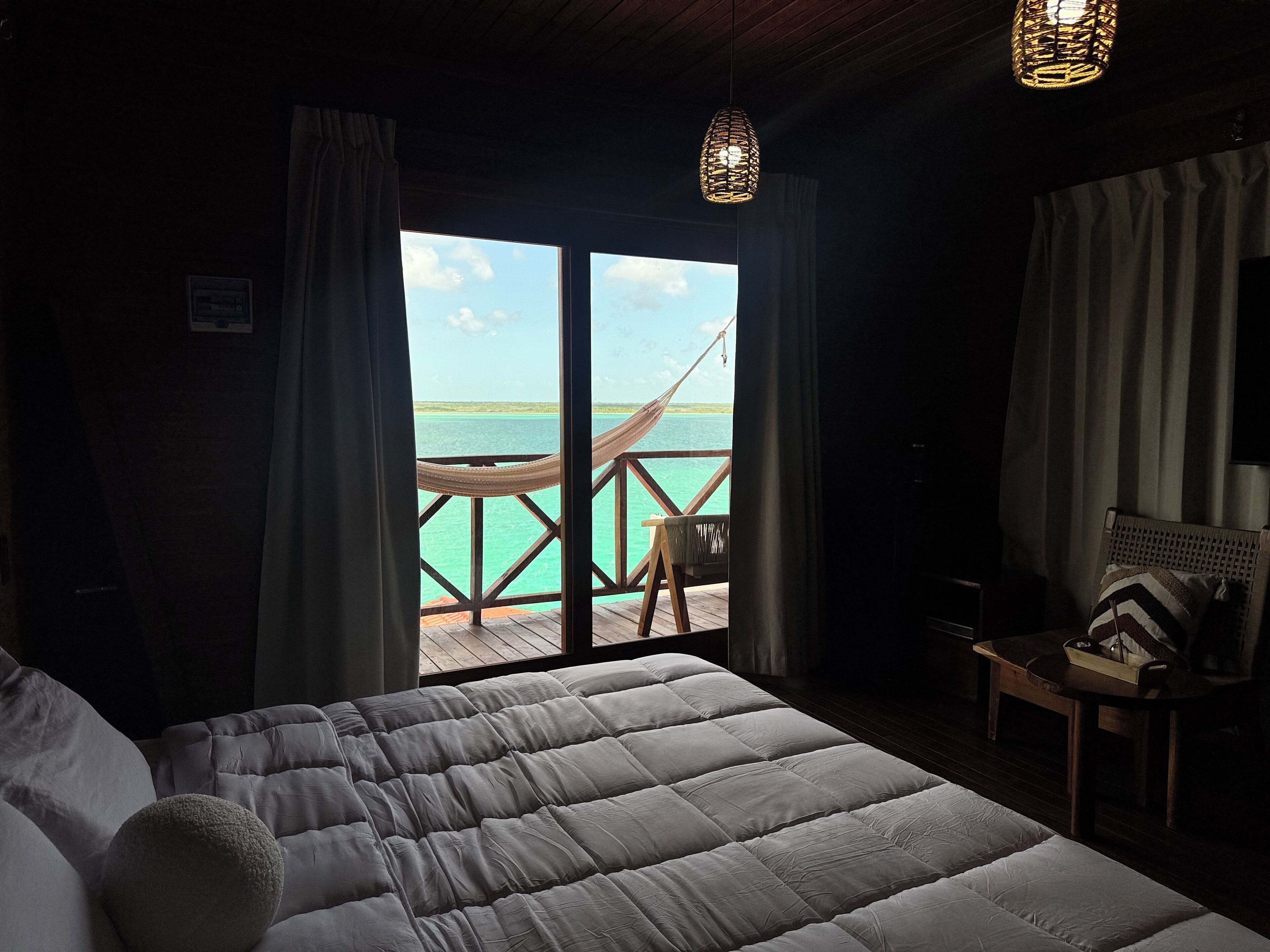 Cabaña de lujo, vista a la laguna | Ropa de cama de alta calidad, edredón y camas Select Comfort 