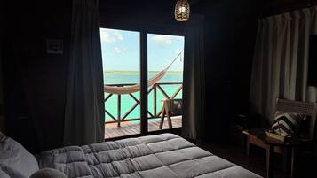 Cabaña de lujo, vista a la laguna | Ropa de cama de alta calidad, edredón y camas Select Comfort