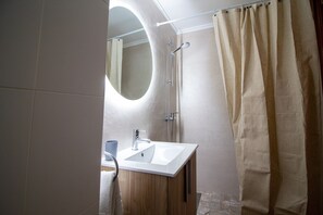 Een douche, een haardroger, handdoeken