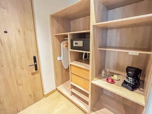 Chambre, 1 très grand lit | Armoire