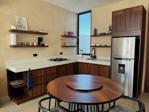 Een koelkast, een magnetron, een koffiezetapparaat/waterkoker