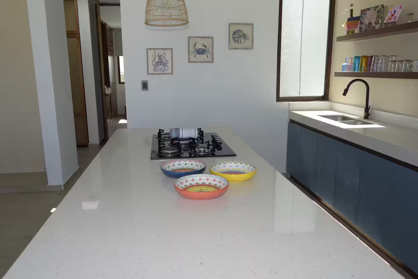 Geladeira, micro-ondas, cafeteira/chaleira, torradeira