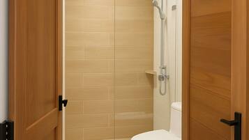 Secador de cabelo, toalhas de banho, sabonete, papel higiênico