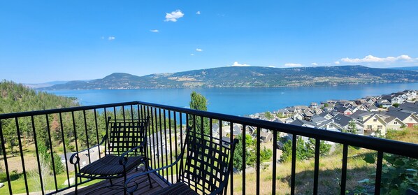 Property grounds - Sweet  and  Sylish 1 Bedroom  and  Loft Okangan Cottage at La Casa (Kelowna)