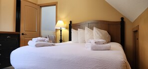 2 bedrooms, iron/ironing board, WiFi, bed sheets - Sweet  and  Sylish 1 Bedroom  and  Loft Okangan Cottage at La Casa (Kelowna)