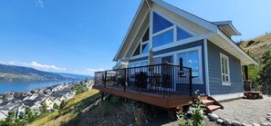Exterior - Sweet  and  Sylish 1 Bedroom  and  Loft Okangan Cottage at La Casa (Kelowna)
