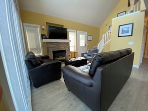 TV, fireplace