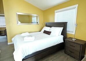 3 habitaciones, tabla de planchar con plancha, wifi y ropa de cama 