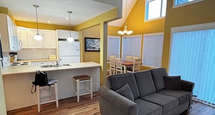Quaint 2 Bedroom and Loft Cottage at La Casa on Lake Okanagan!