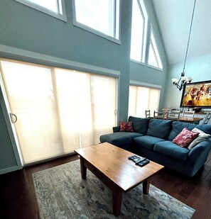 Een televisie en een open haard