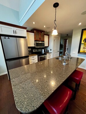 Een magnetron, een oven, een kookplaat, een vaatwasser