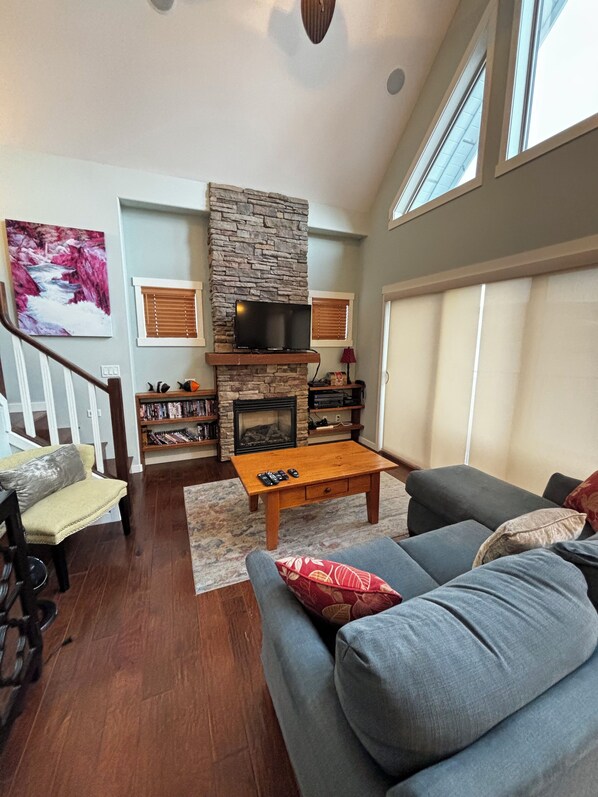 Televisión y chimenea 