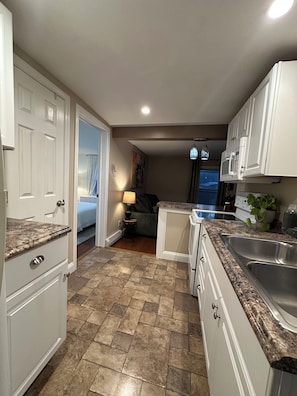 Microondas, horno, placa de cocina