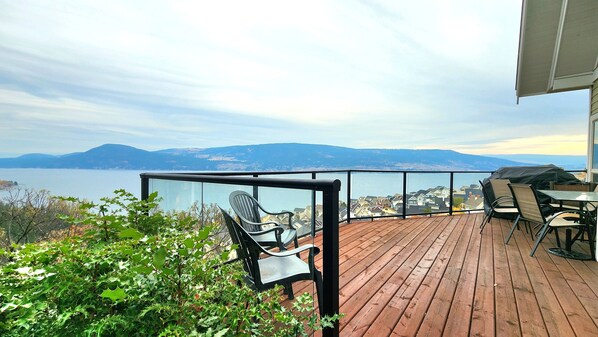 Outdoor dining - 2 Bed  and  Loft Pet Friendly Cottage at La Casa! (Kelowna)