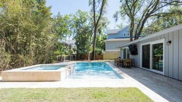 Een buitenzwembad, een verwarmd zwembad