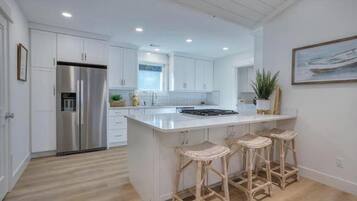 Een koelkast, een magnetron, een oven, een kookplaat