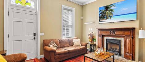 Fernseher, Kamin, Arbeitsbereiche