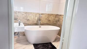 Douche, sèche-cheveux, serviettes fournies, savon