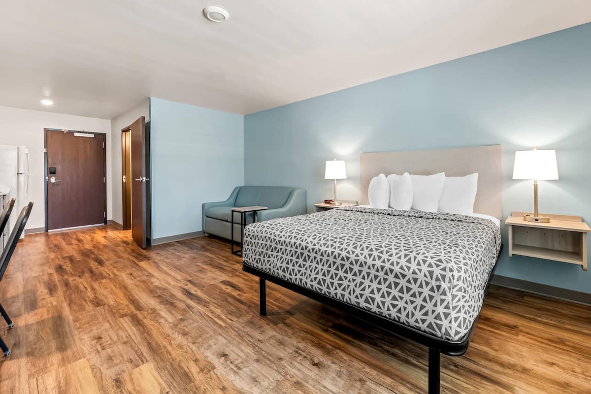 Suite, 1 Queen Bed, Non Smoking | Free WiFi, bed sheets