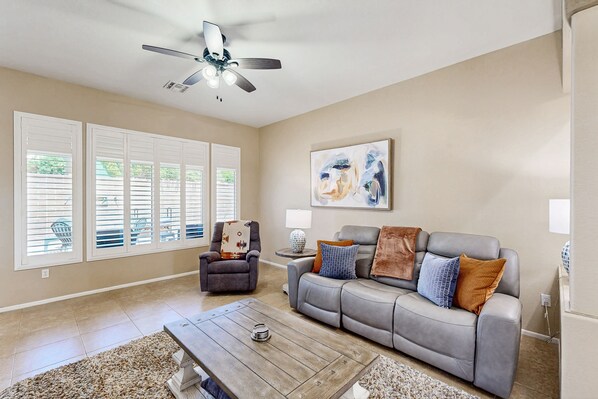 Téléviseur, foyer, table de ping-pong