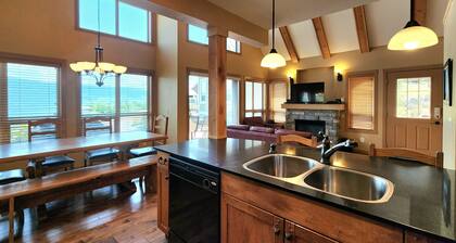 Gorgeous Lakeview 2 Bedroom and Loft Cottage on Lake Okanagan