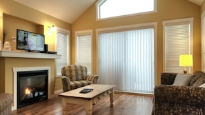 TV, fireplace - 3 Bed Pool View Cottage at LaCasa Lakeside Resort! (Kelowna)