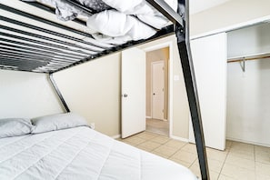3 bedrooms, desk, internet, bed sheets