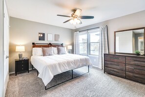 6 Schlafzimmer, Schreibtisch, Bügeleisen/Bügelbrett, Reisekinderbett