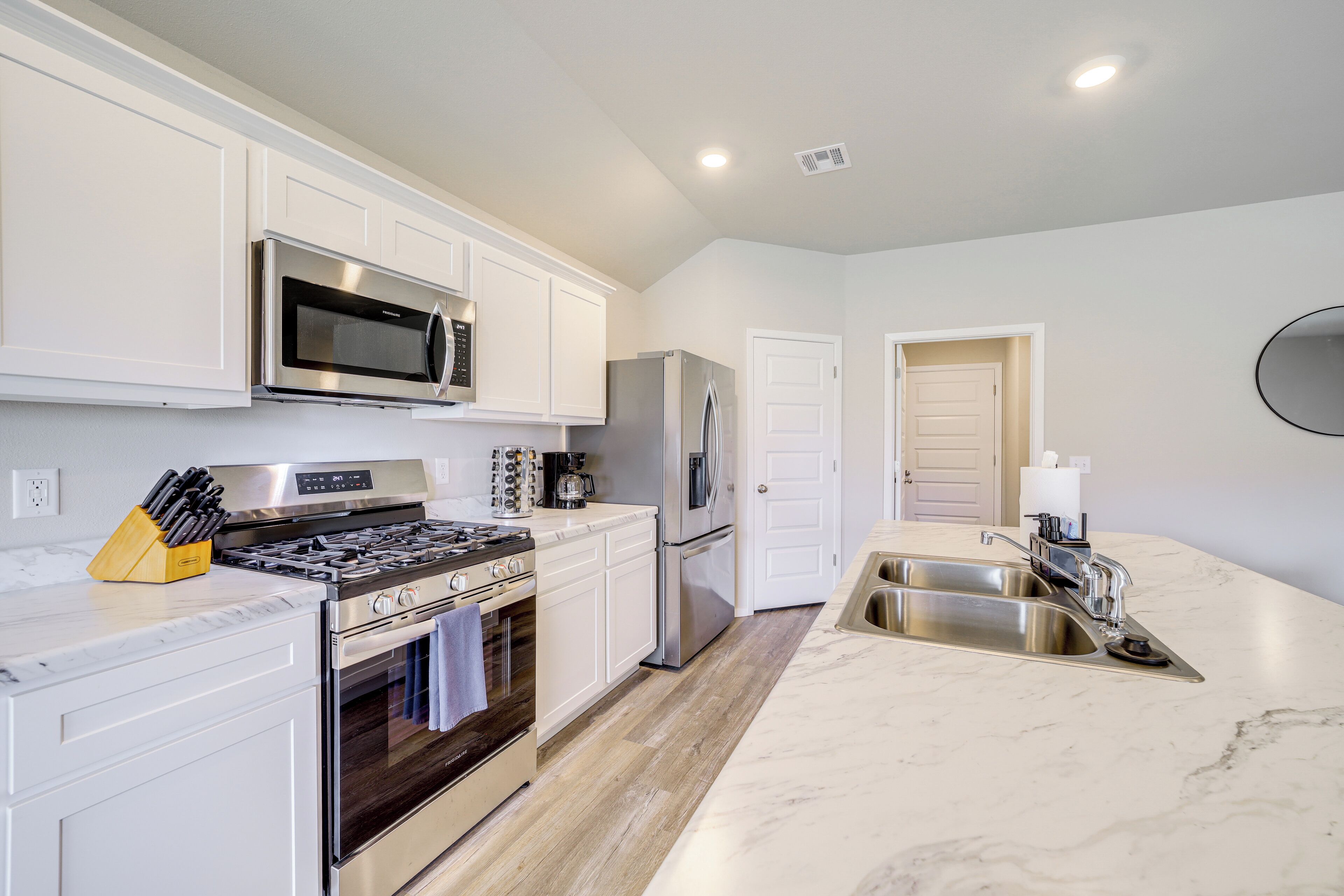 Fridge, microwave, stovetop, dishwasher