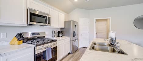 Fridge, microwave, stovetop, dishwasher