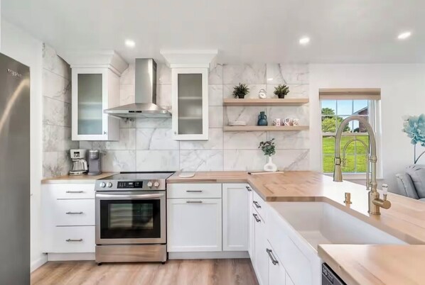 Mikrowelle, Ofen, Herdplatte, Geschirrspüler