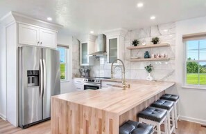 Mikrobølgeovn, ovn, kokeplater og oppvaskmaskin