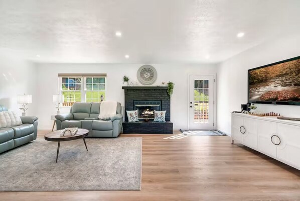 Smart TV, fireplace