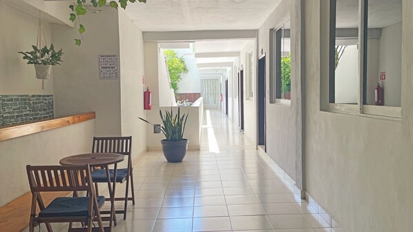 Ensemble douche/baignoire, sèche-cheveux, serviettes fournies, savon