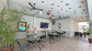 Televisión LCD de 32 pulgadas con canales por cable y Netflix