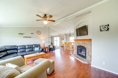 1 Mi to Lake: Getaway w/ Patio in Coulee City!